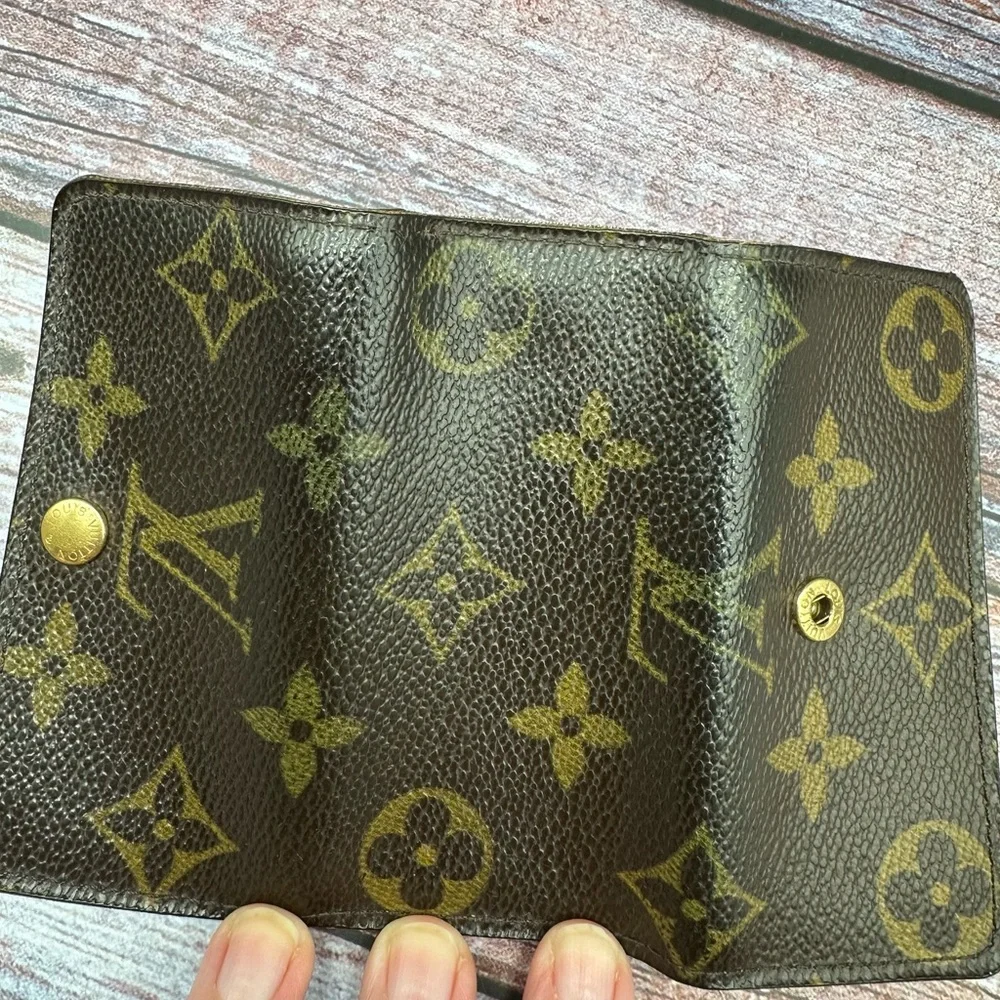 LOUIS VUITTON | Monogram Leather 4 Ring Key Holder - Picture 12 of 13